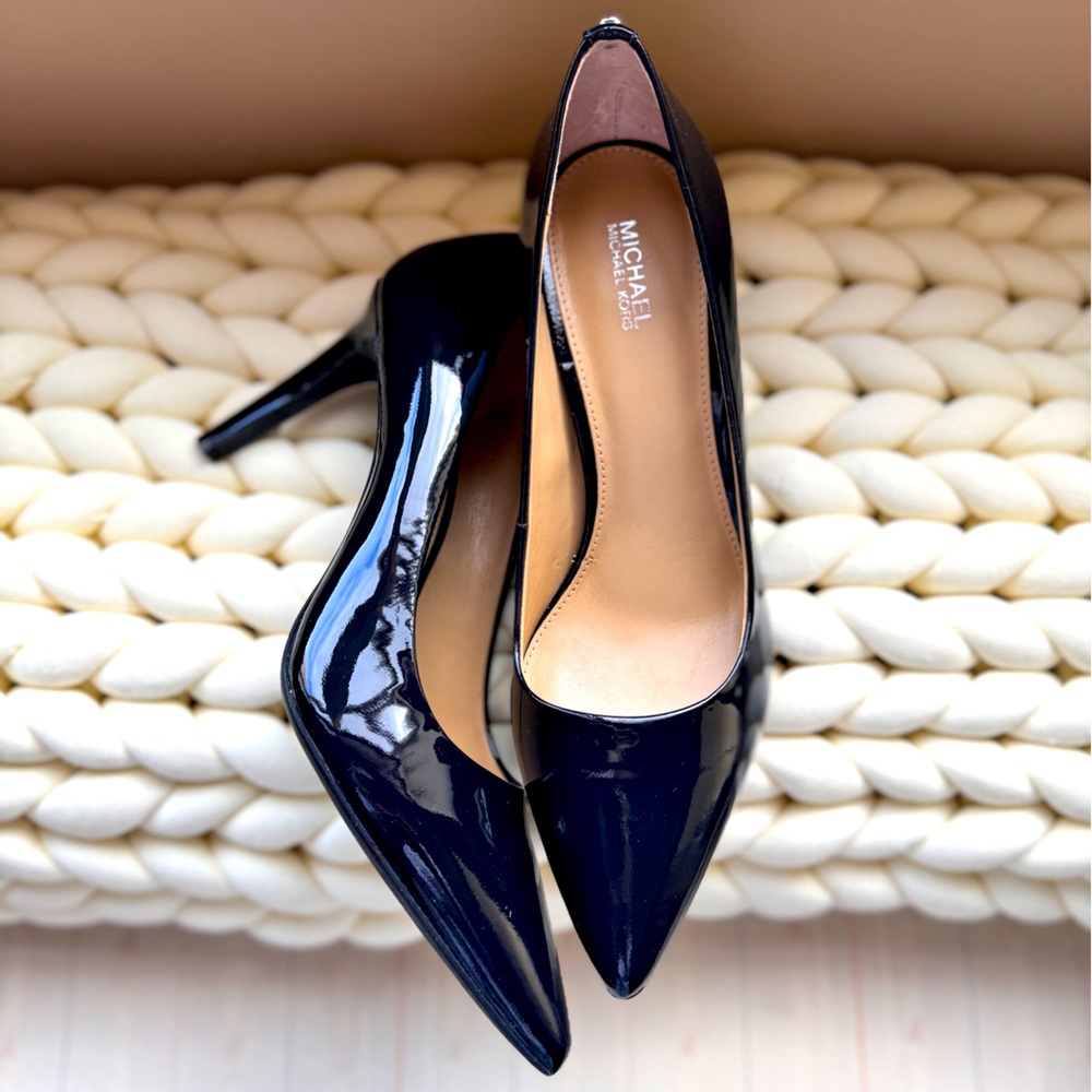 GORGEOUS UNWORN Michael Kors stiletto pumps in dark navy patent leather!
